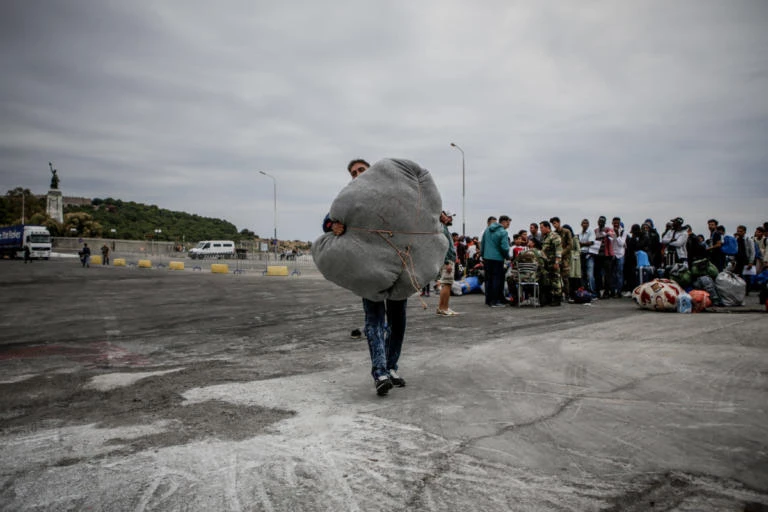 230 πρόσφυγες αναχώρησαν σήμερα από τη Μυτιλήνη για τον Πειραιά